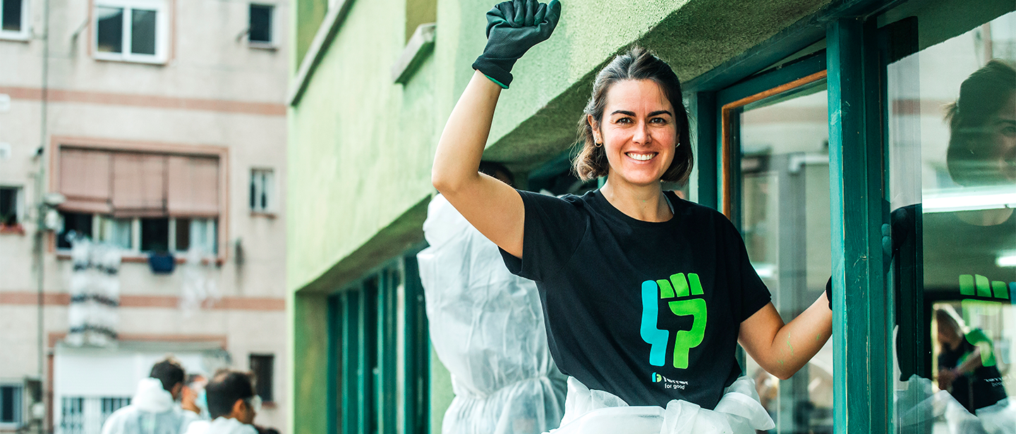 Voluntaria participando en una jornada de acción social y voluntariado corporativo de Grupo Ferrer.