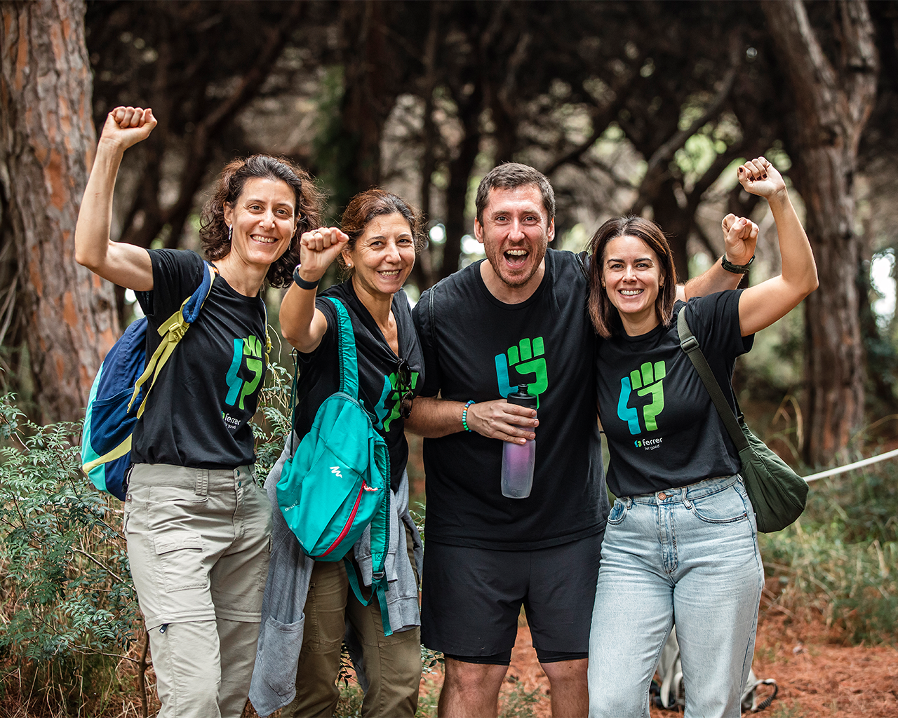 Equipo de voluntarios de Grupo Ferrer celebrando durante una jornada de voluntariado corporativo y responsabilidad social.