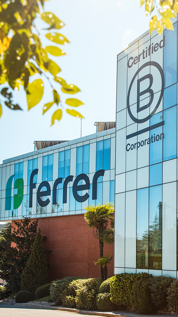 Fachada exterior del edificio corporativo de Ferrer con el logotipo de la empresa y el sello de certificación B Corporation.