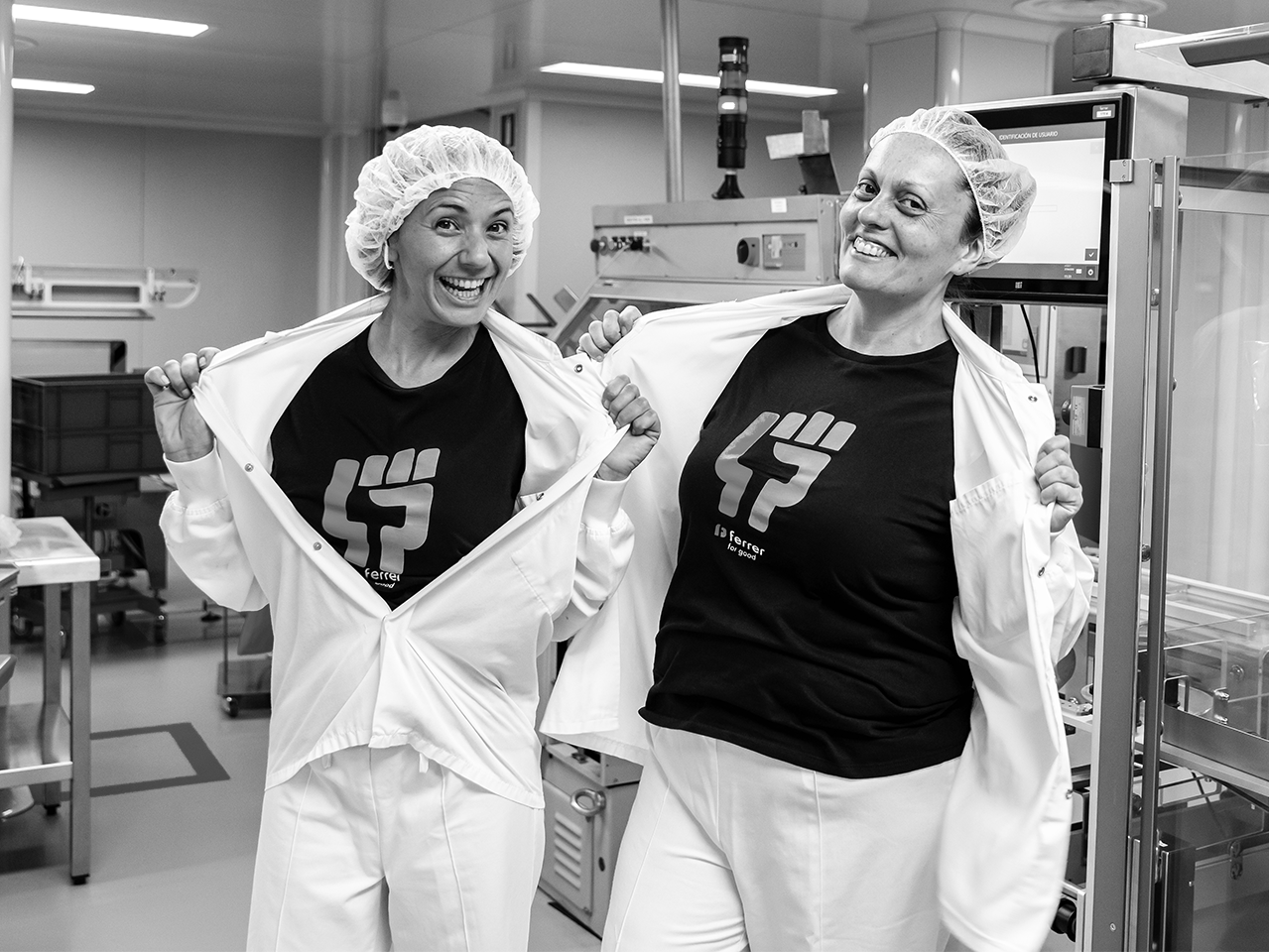 Two employees of Grupo Ferrer showing their corporate t-shirt at the production plant.