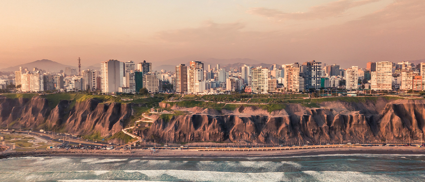 Vista costera de los acantilados de Miraflores en Lima, ciudad donde se localiza la filial del grupo farmacéutico Ferrer en Perú.