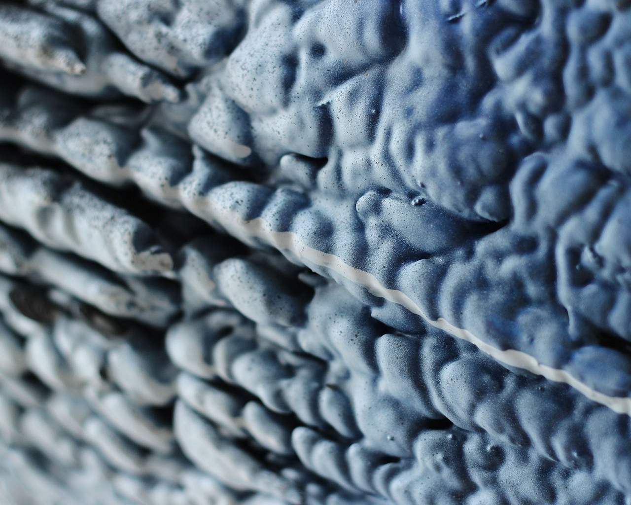 Textura microscópica abstracta de estructuras neuronales, vinculada al desarrollo de fármacos e investigación de la enfermedad de Huntington en Ferrer.