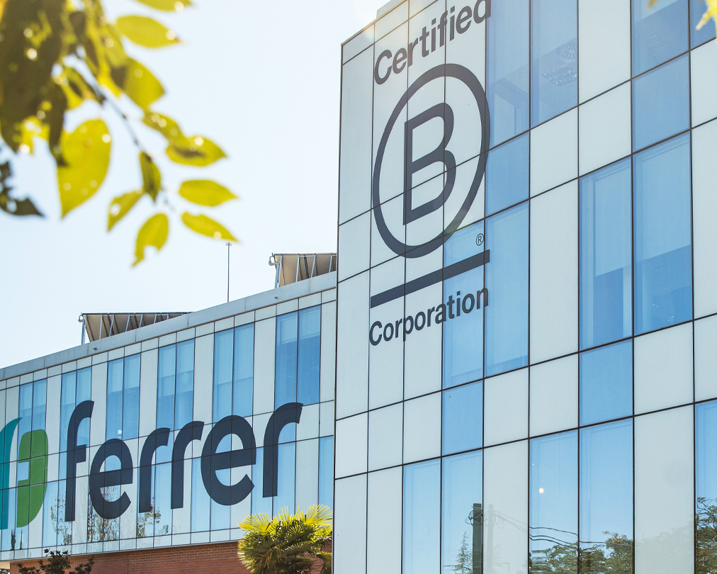 Instalaciones del edificio principal de Ferrer con el logo de B Corp.