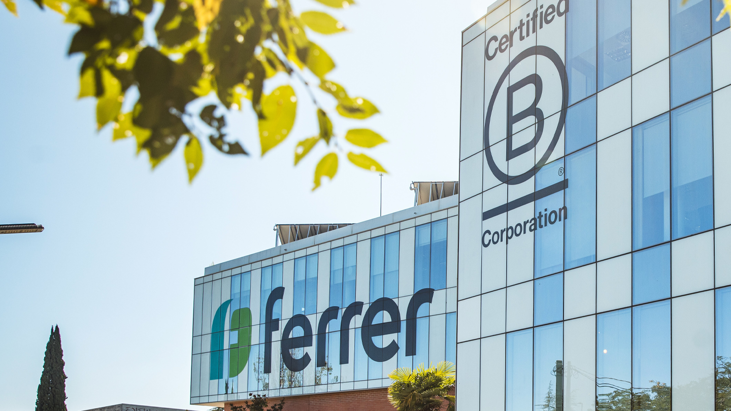 Instalaciones del edificio principal de Ferrer con el logo de B Corp.
