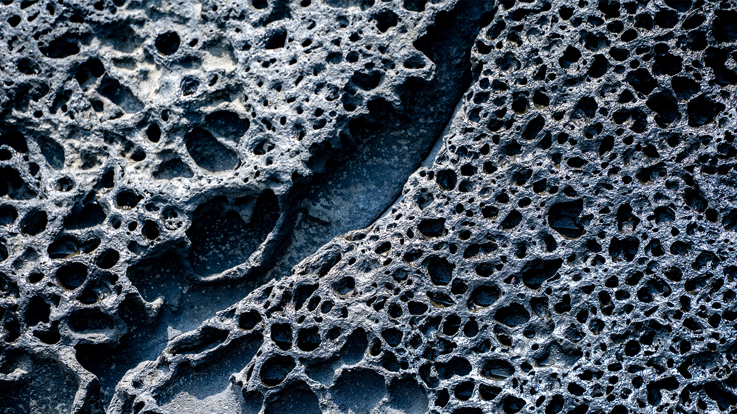 Concepto visual de la progresión de la fibrosis en las vías respiratorias, vinculado al avance de terapias para la Fibrosis Pulmonar Progresiva en laboratorios Ferrer.