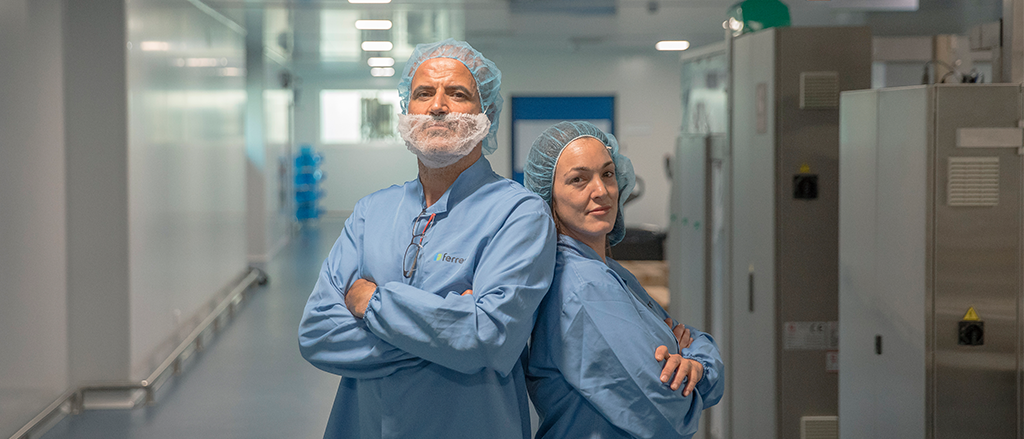 Professionals de Grup Ferrer reflectint confiança i excel·lència en la planta de fabricació de medicaments.
