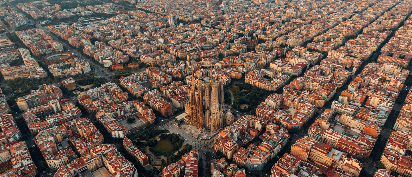 Vista aérea del distrito del Eixample de Barcelona y la Sagrada Familia, ciudad de origen y sede central del laboratorio farmacéutico Ferrer en España.