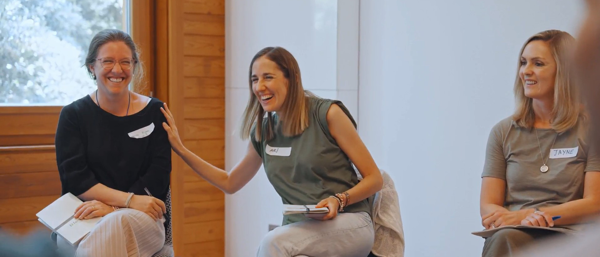 Tres profesionales de Ferrer participan en una sesión sobre el modelo de liderazgo de la compañía, conversando en un ambiente cercano y colaborativo.