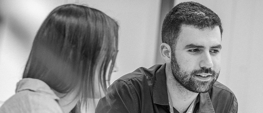Dos empleats de Grup Ferrer treballant en equip en un ambient de confiança, integritat i ètica laboral.