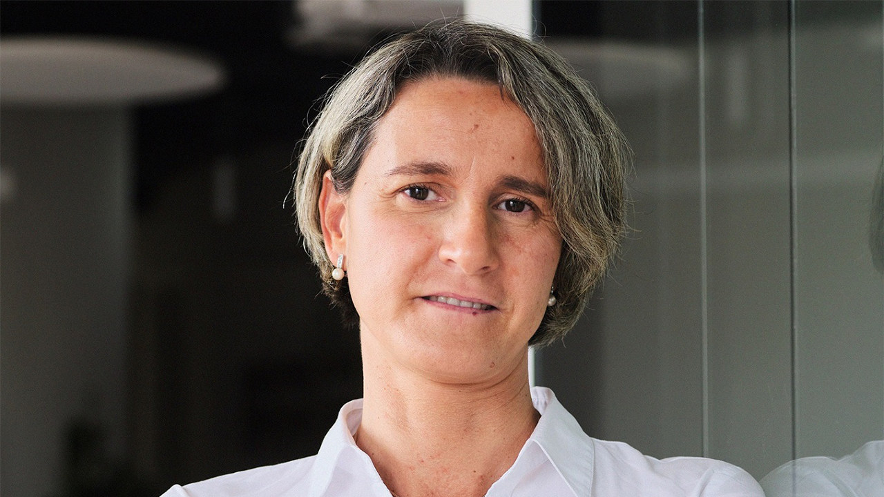 Retrato corporativo de Marta Vela, Chief Operations en Ferrer.