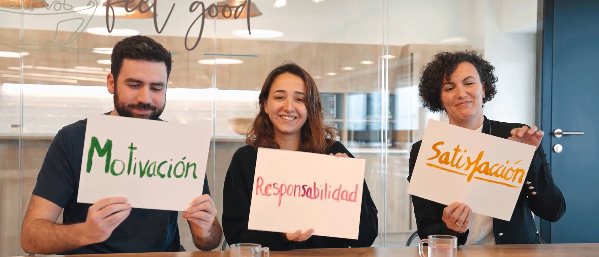 Tres personas del equipo de Ferrer sostienen carteles con los valores “Motivación”, “Responsabilidad” y “Satisfacción” en el marco de una noticia sobre qué significa ser B Corp.