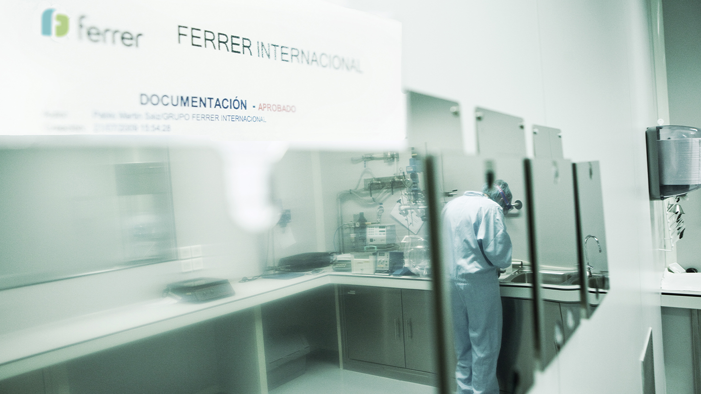 Close-up of a doctor holding a patient's hand in the consultation, reflecting the Ferrer company's commitment to health.