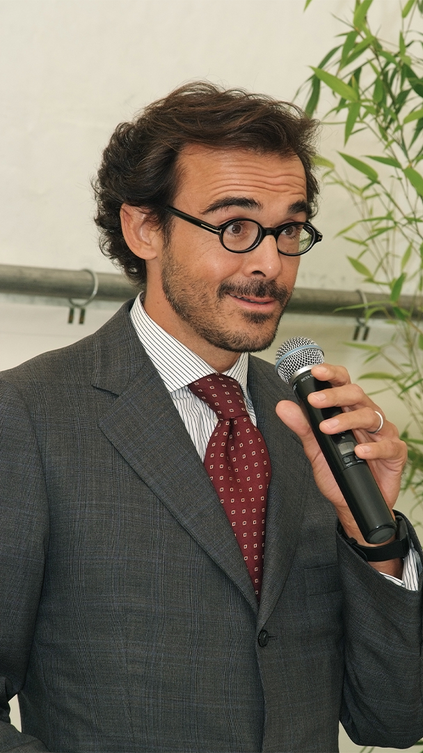 Sergi Ferrer Salat speaking into the microphone at an institutional event highlighting Ferrer's career at the end of the 90s.