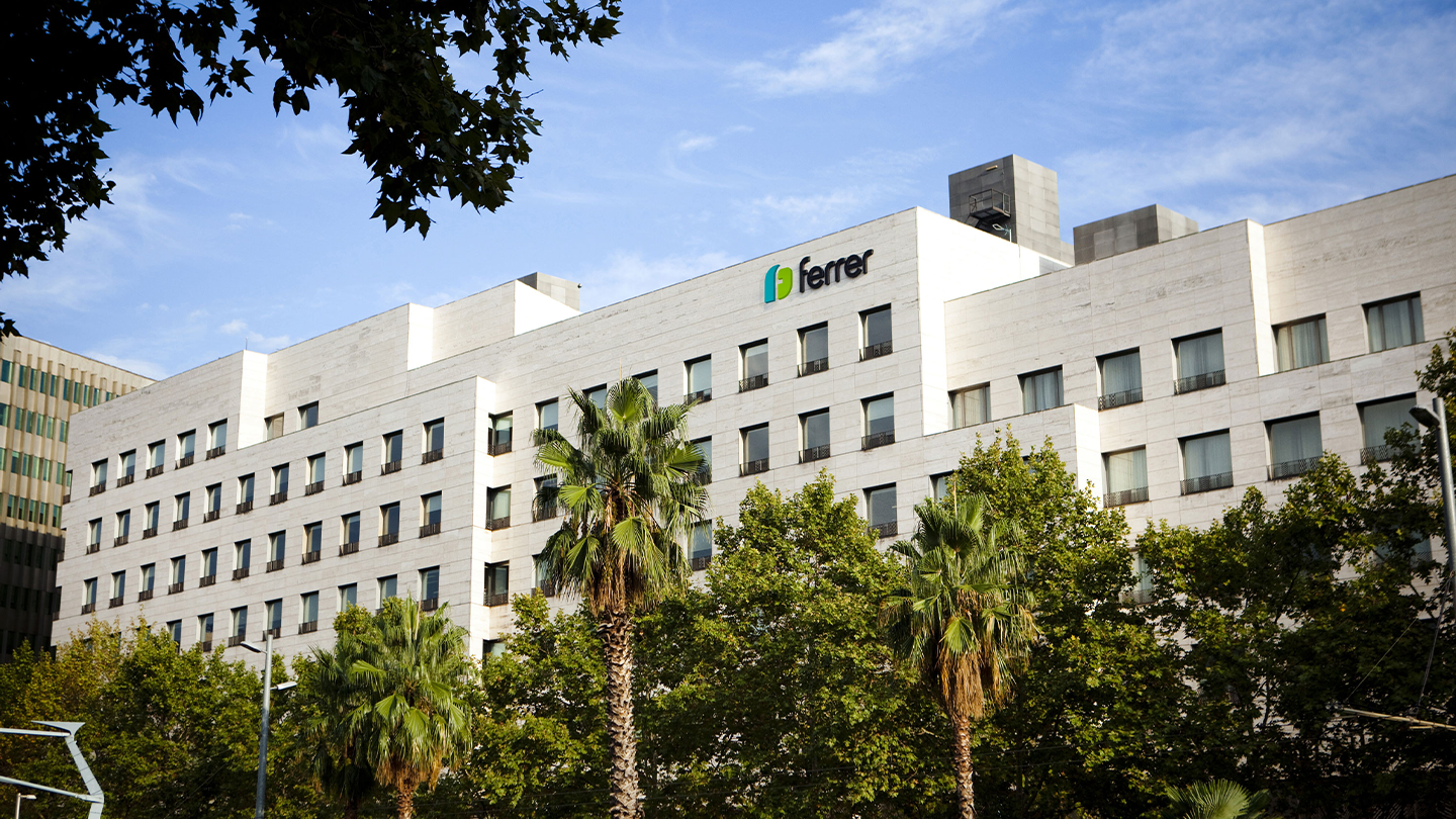 Fachada corporativa del grupo Ferrer con su logotipo en la parte superior del edificio.