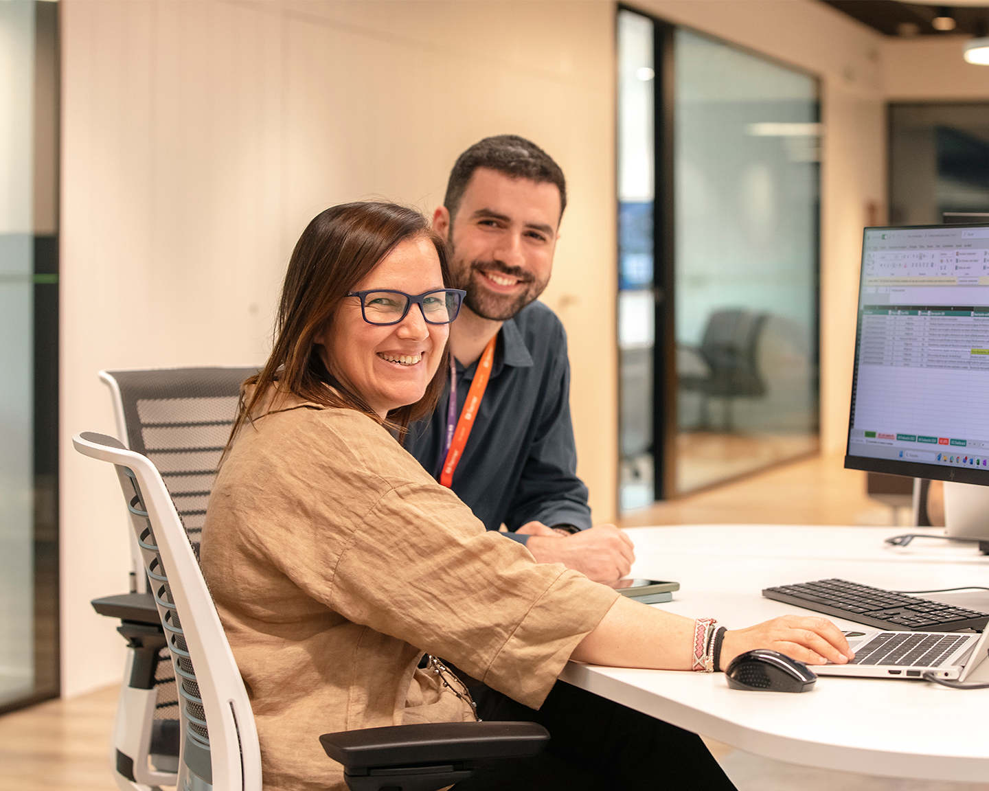 Dos profesionales del grupo ferrer destacando el desarrollo profesional centrado en ti.