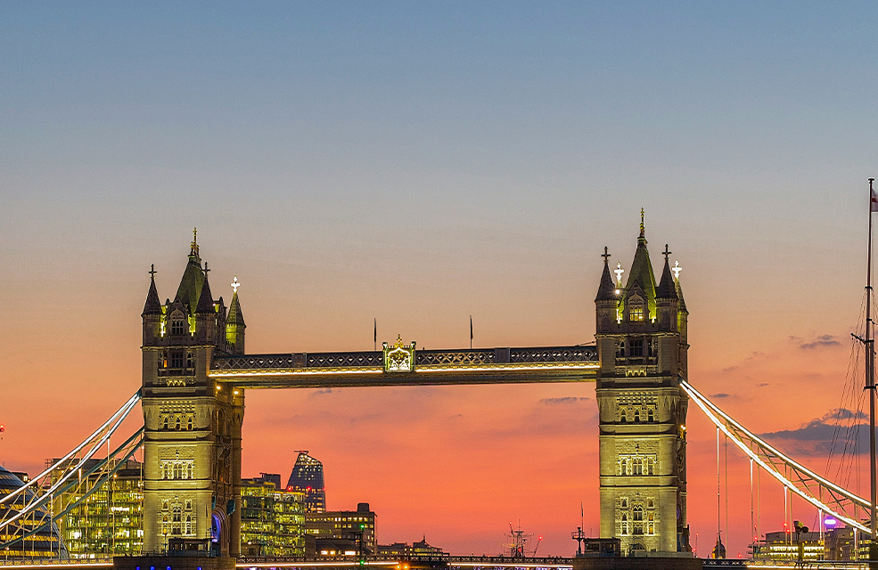 Aterrar del Tower Bridge i l'skyline londinenc sobre el riu Tàmesi, entorn de la representació corporativa del grup Ferrer al Regne Unit.