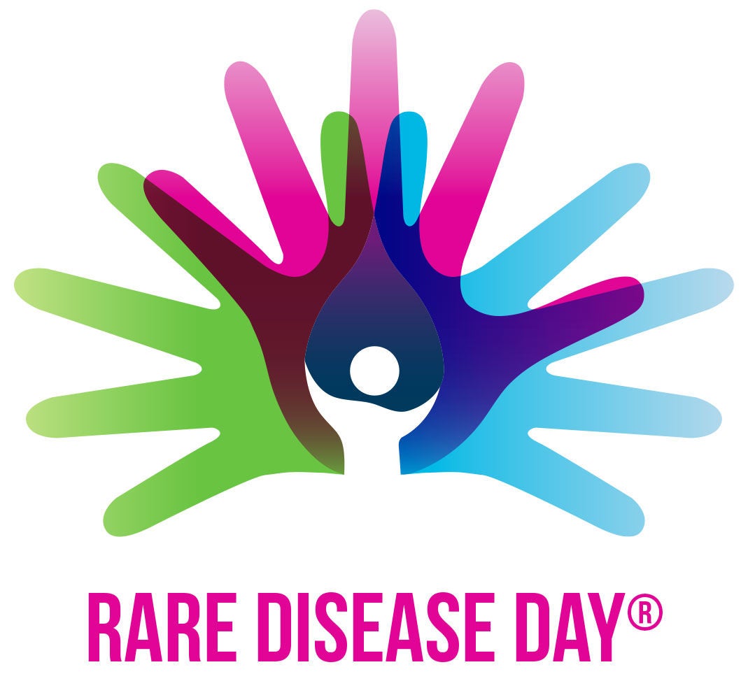 Logotipo oficial del Día de las Enfermedades Raras (Rare Disease Day) con manos de colores superpuestas en forma de abanico y el texto en letras rosas.