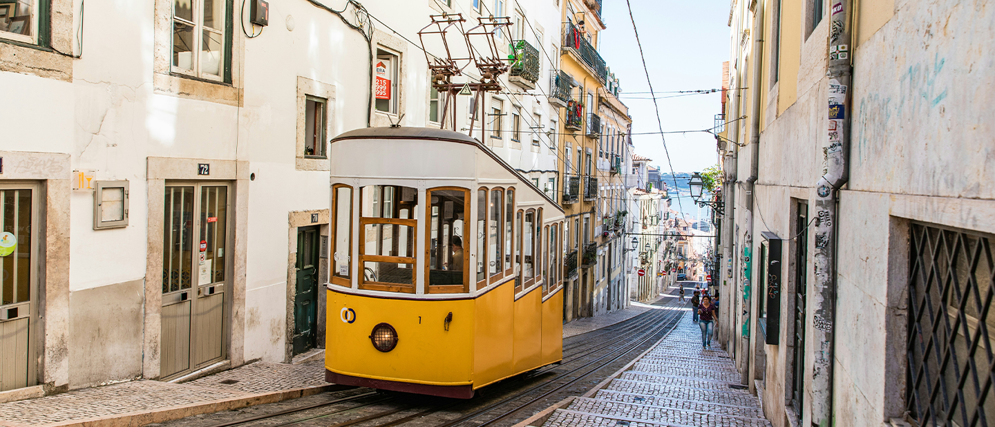 Tramvia groc tradicional pujant per un carrer de Lisboa, ciutat on opera la filial de laboratoris Ferrer a Portugal.