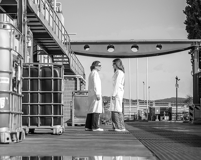 Dos profesionales del grupo Ferrer en el exterior de la planta industrial.