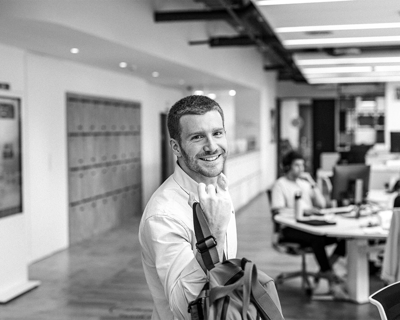 Empleado en las oficinas corporativas reflejando cómo Grupo Ferrer impulsa el talento joven y el desarrollo profesional.