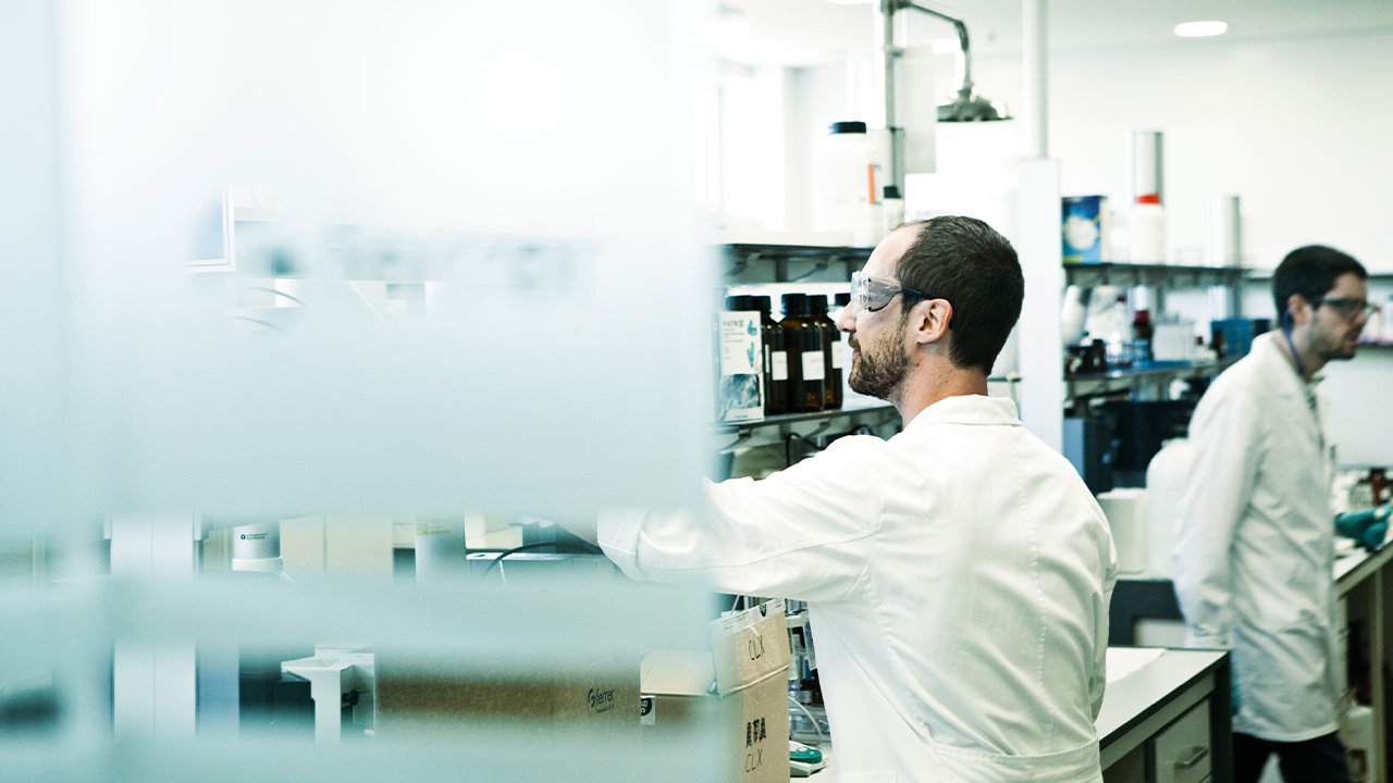 Personal técnico investigando nuevos principios activos (APIs) en las instalaciones de I+D de la compañía.