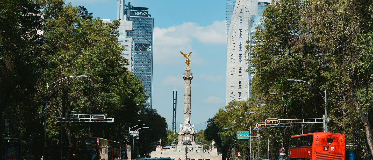 Urban view of the Angel of Independence monument in Mexico City, where the commercial offices of Ferrer laboratories are located.
