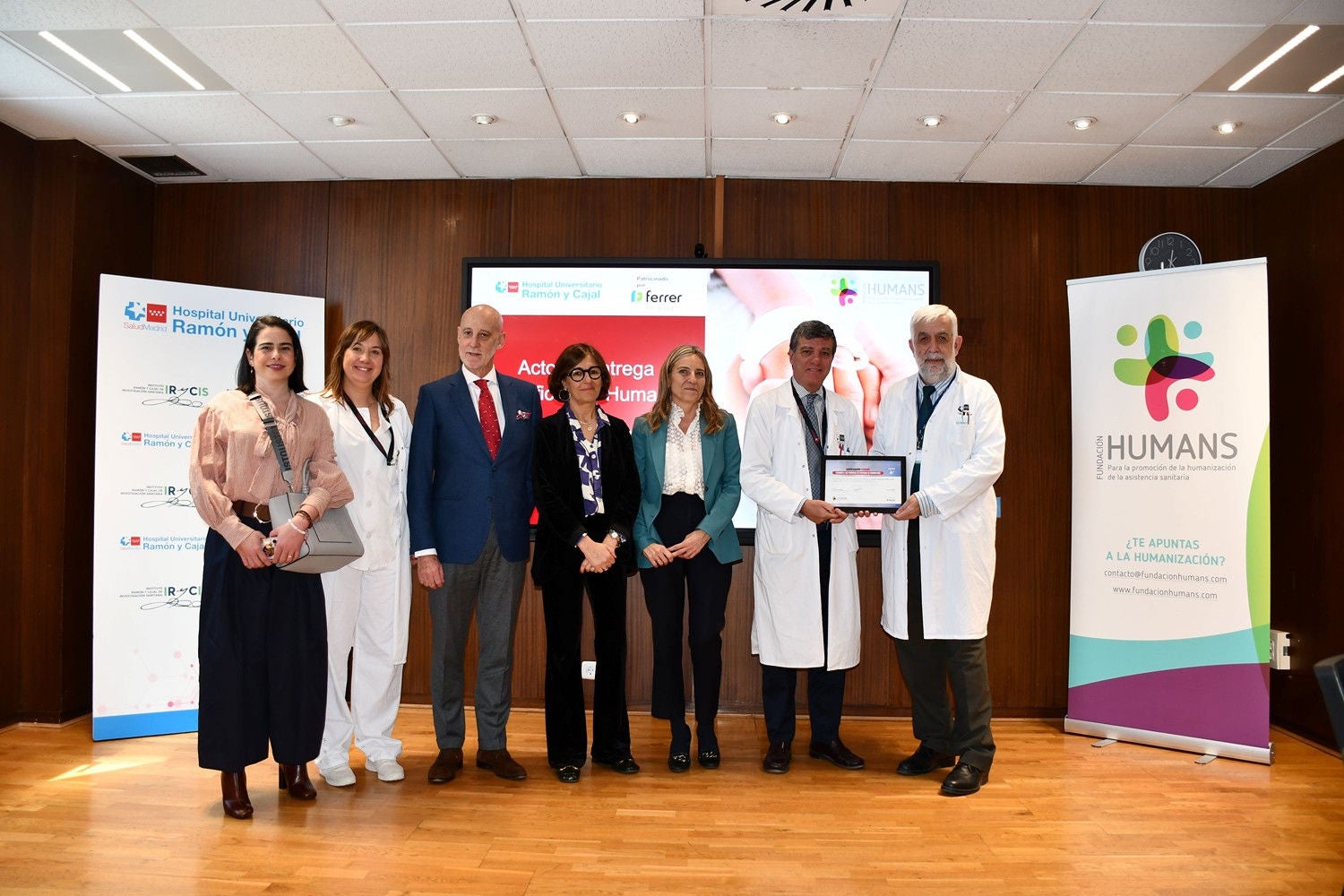 Group of medical and institutional professionals posing together during the presentation of an award at the Ramón y Cajal Hospital.