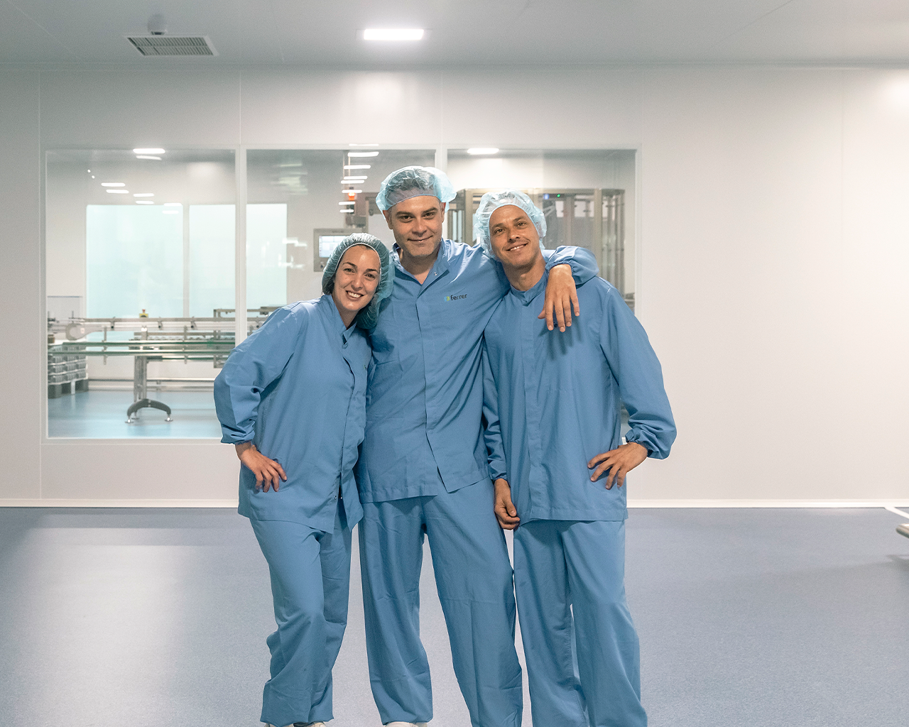 Tres empleados de Grupo Ferrer saltando para celebrar el sesenta aniversario de la empresa.