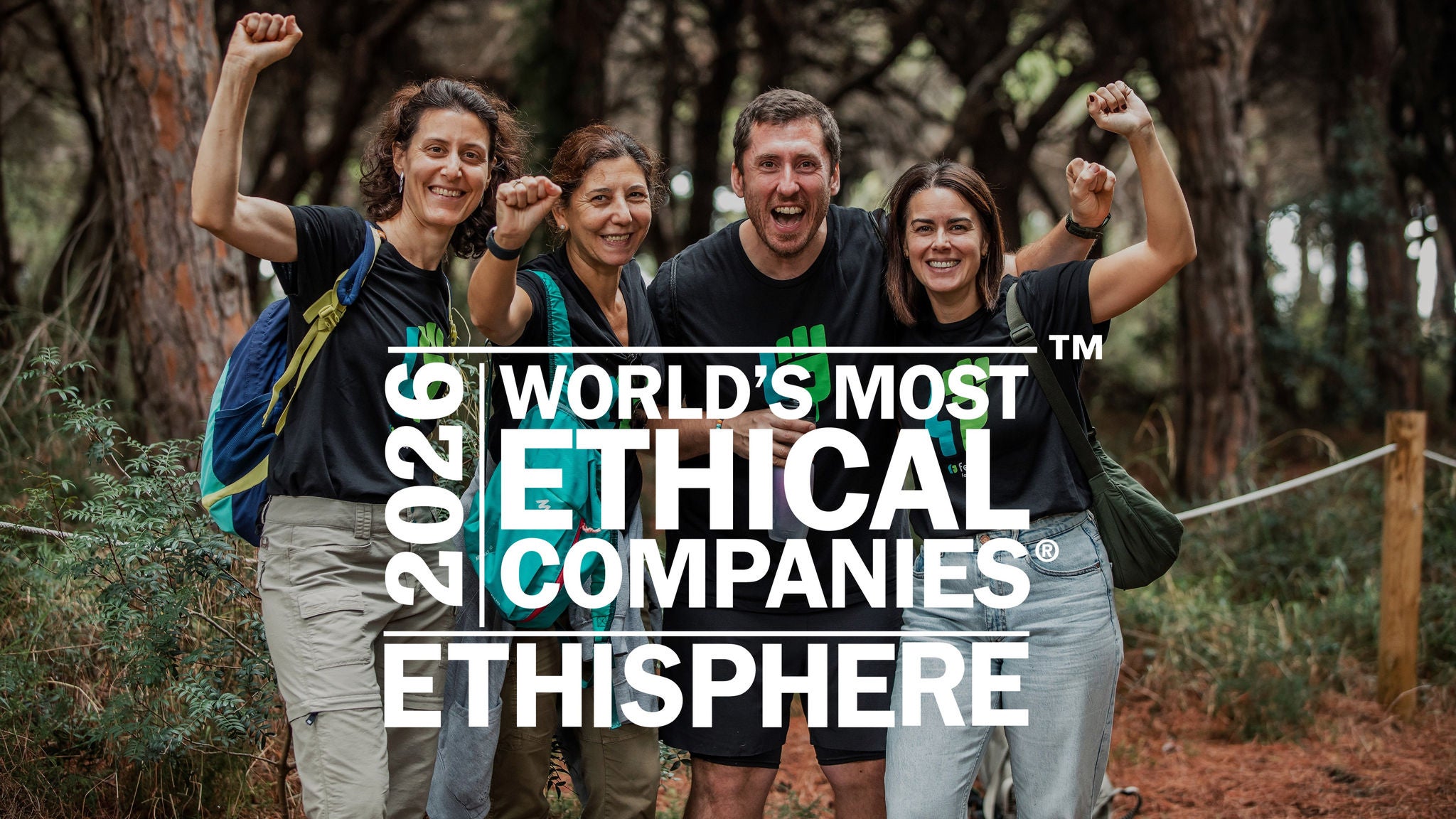 Cuatro personas sonrientes celebran al aire libre con los puños en alto detrás del sello oficial de Ethisphere "2026 World's Most Ethical Companies".