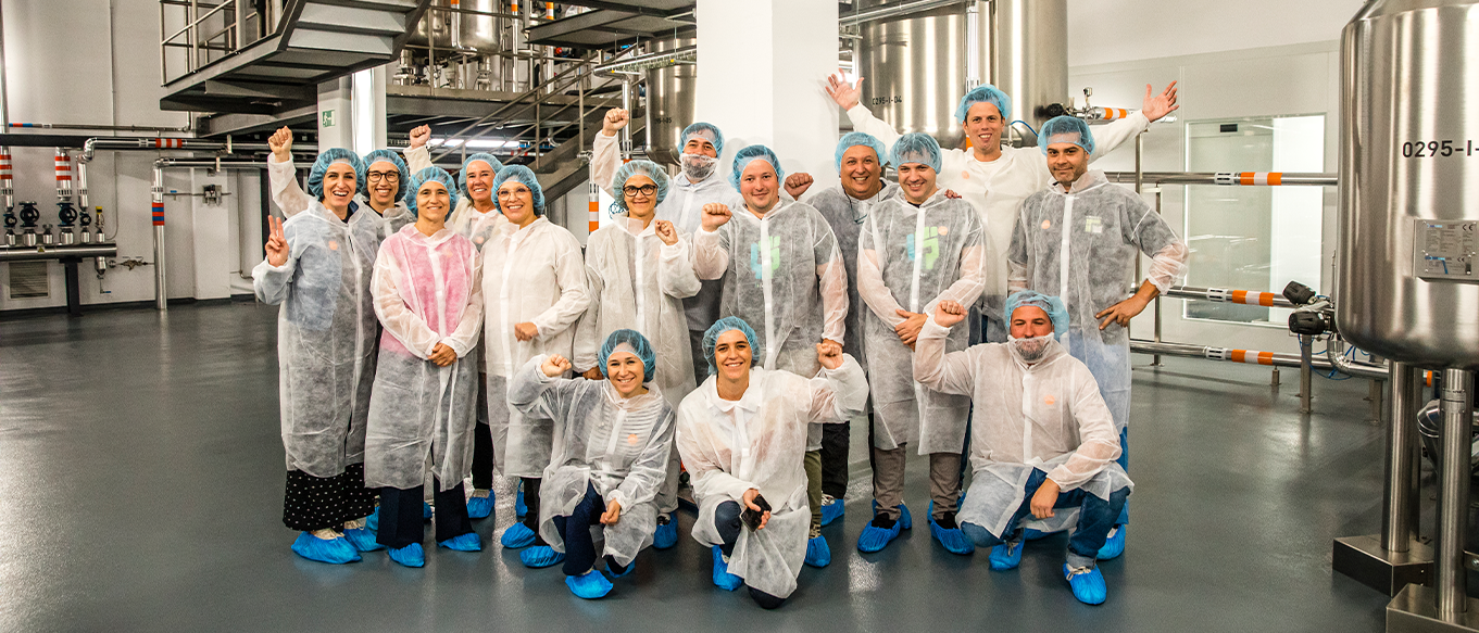 Equipo de profesionales en la planta de producción farmacéutica del Grupo Ferrer.