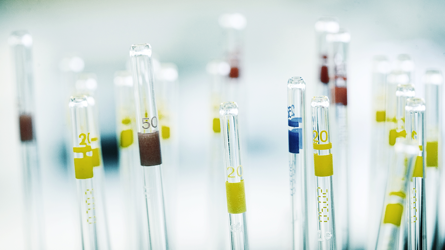 Pipetes de vidre amb marques de mesurament en un laboratori d' anàlisi química de la companyia Ferrer.