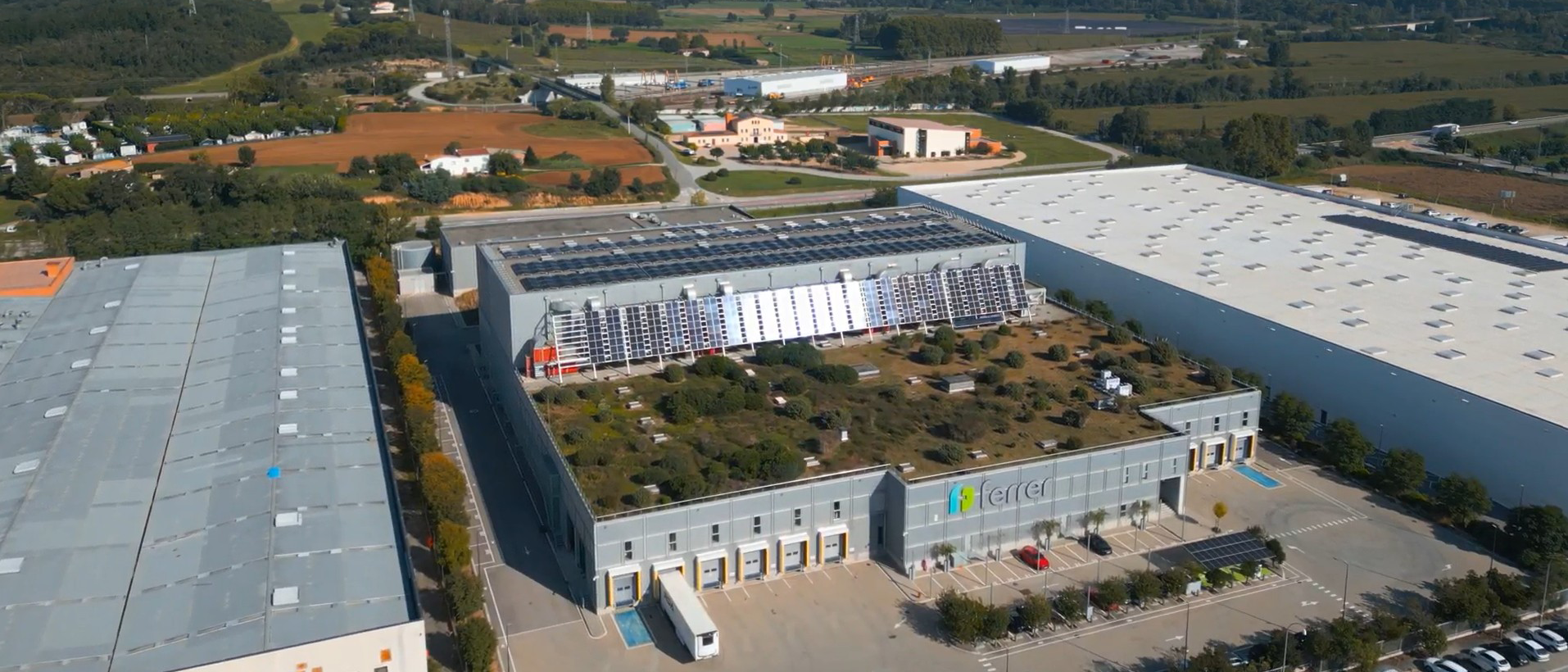 Vista aérea del Centro Logístico de Ferrer con una instalación fotovoltaica en la cubierta, en una noticia sobre la descarbonización y el impulso de energías renovables.