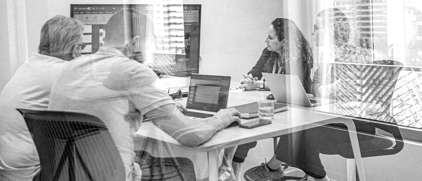 Reunión de equipo analizando la gestión y el impacto social de los proyectos financiados por la Fundación Ferrer.