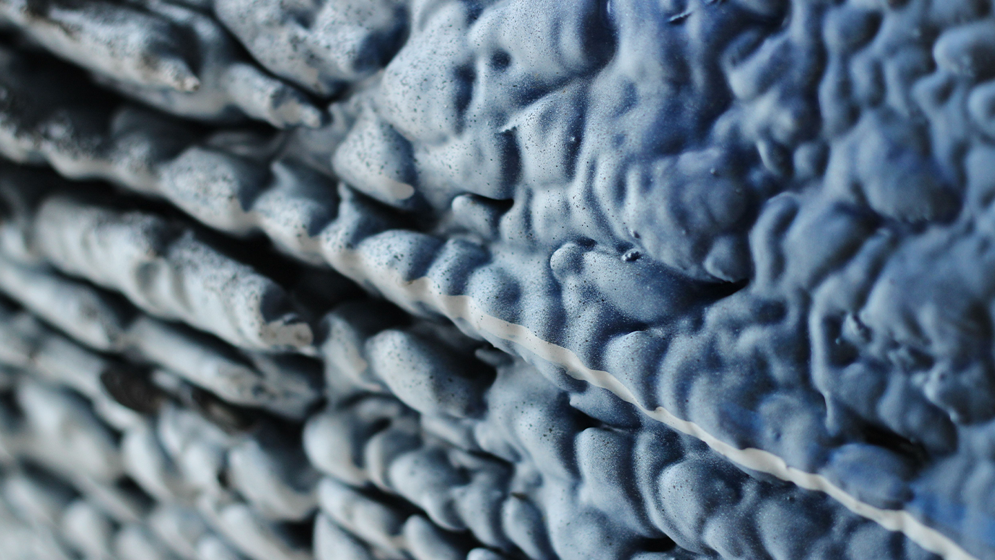 Textura microscópica abstracta de estructuras neuronales, vinculada al desarrollo de fármacos e investigación de la enfermedad de Huntington en Ferrer.