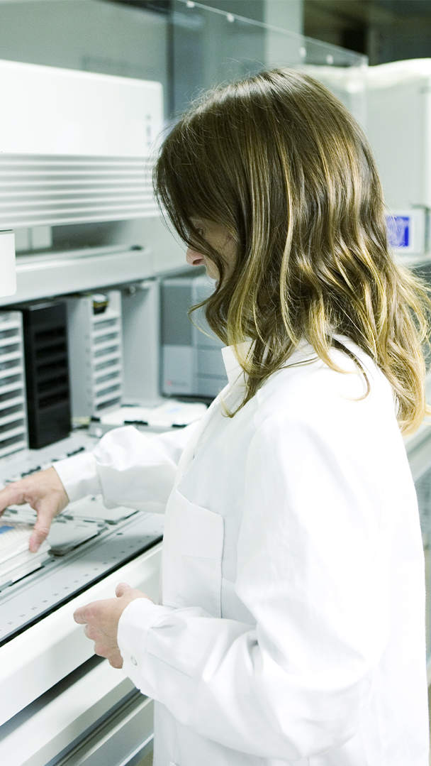 Professionals de Ferrer treballant en un laboratori, utilitzant equips d'anàlisi i tecnologia científica en un entorn de recerca.