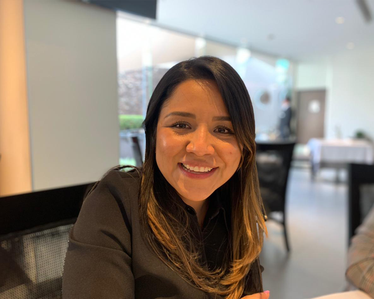 Trabajador de Ferrer sonriendo en los laboratorios de la empresa.
