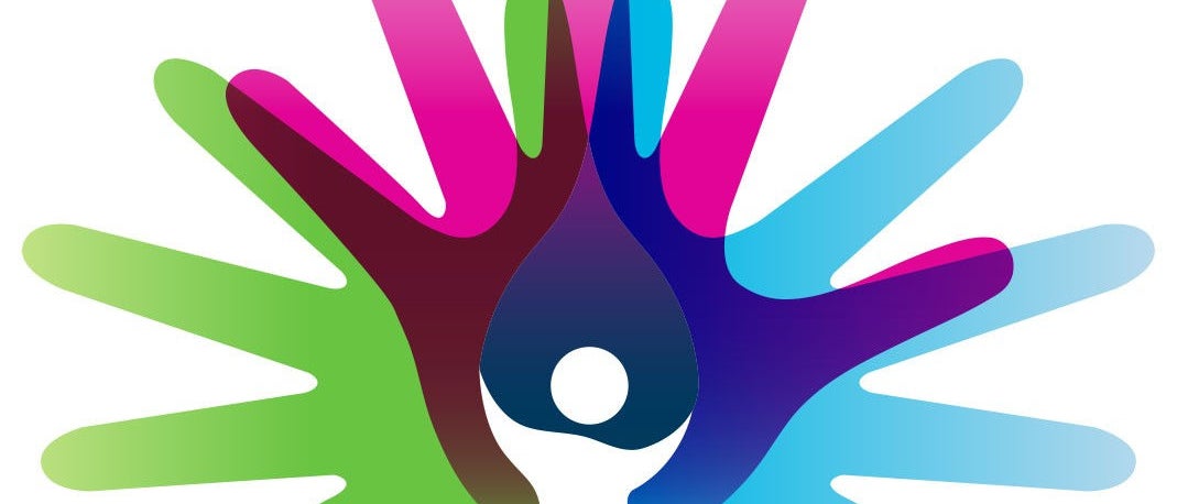 Ilustración de varias manos de colores superpuestas alrededor de una figura central, simbolizando diversidad, inclusión, colaboración y apoyo comunitario.