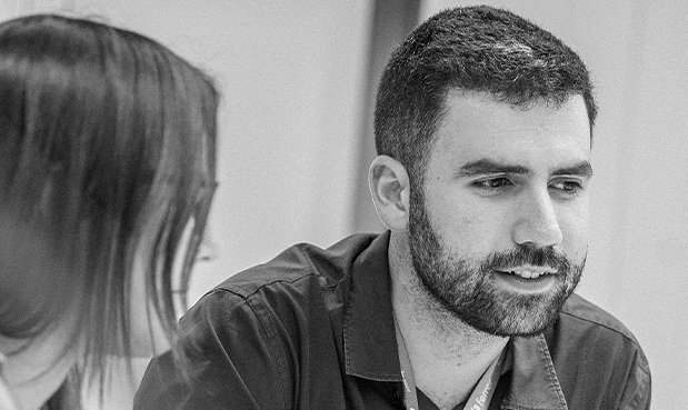 Two employees of Grupo Ferrer working as a team in an environment of trust, integrity and work ethic.