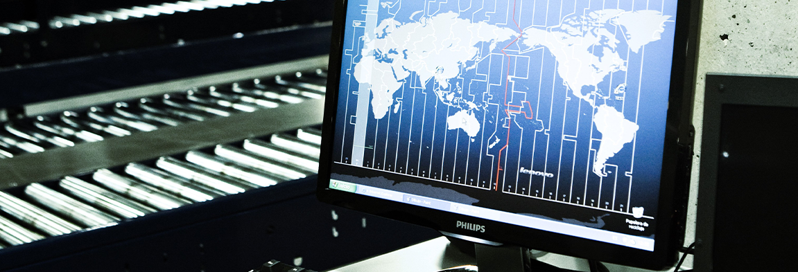 Computer with the world map in a distribution logistics center, representing Ferrer's global presence and supply chain.